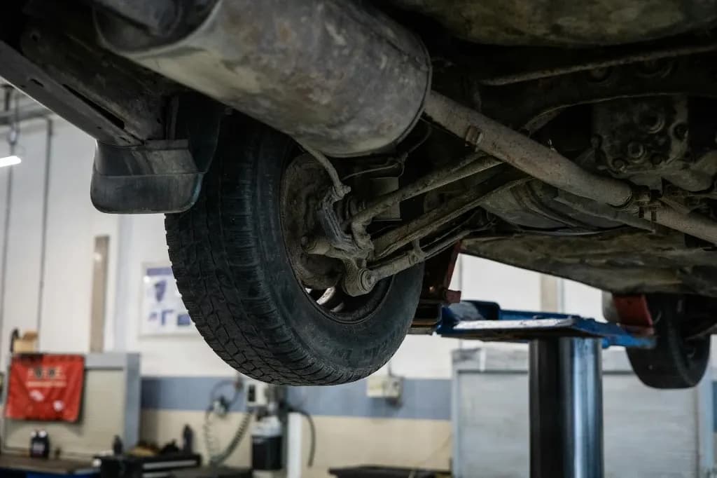 Gebrauchter Katalysator abgenommen von einem Fahrzeug, angezeigt zur Wiederverwendung, zeigt typische Abnutzungsspuren und Verschmutzungen.